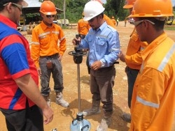 INDONESIEN -  Tragfähigkeitsprüfung im Straßenbau mit dem Dynamischen Plattendruckgerät HMP LFG