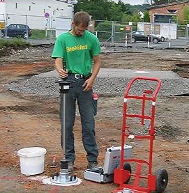 Michael Wolf prüft mit dem Leichten Fallgewichtsgerät die Bodenfestigkeit für Pflasterarbeiten