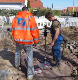 Busse Bau checks compaction of backfill in pipeline construction HMP LFGpro dynamic plate load test